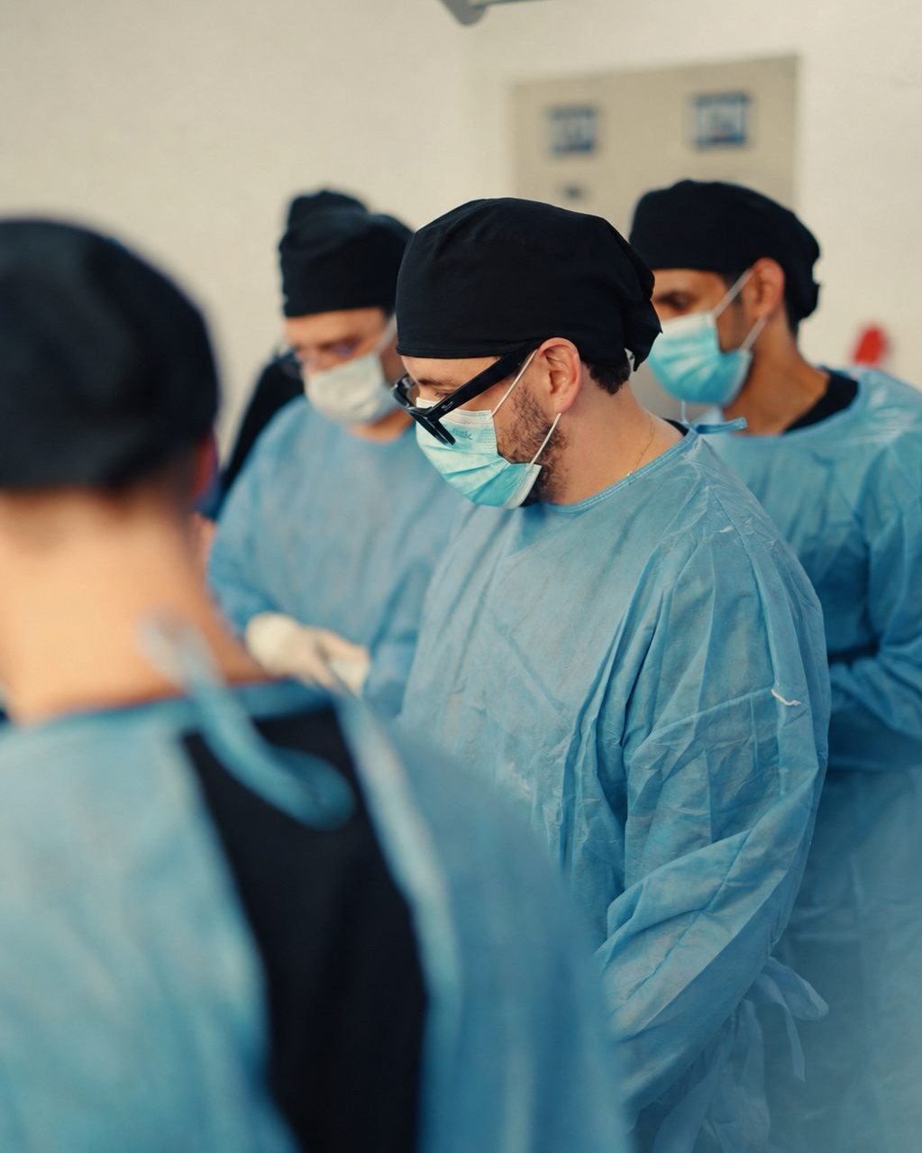 Lipotransferencia glútea: el Dr. Daniel Ramos durante una cirugía de aumento de glúteos con grasa propia en Bogotá