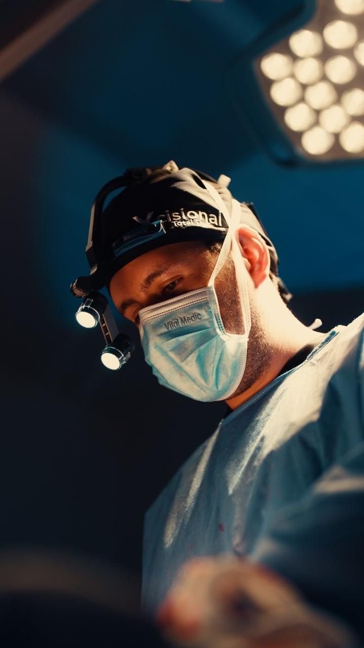 Mamoplastia de aumento en Bogotá: el Dr. Daniel Ramos operando en un centro quirúrgico acreditado