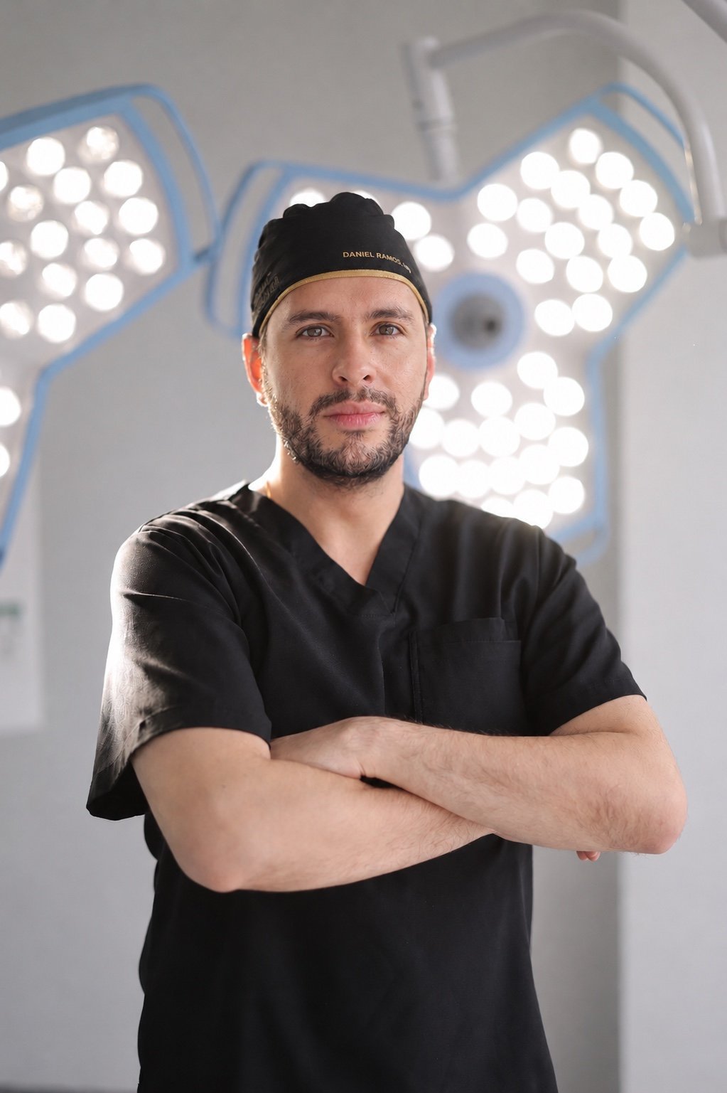 Dr. Daniel Ramos Hernández, cirujano plástico en Bogotá, durante una cirugía
